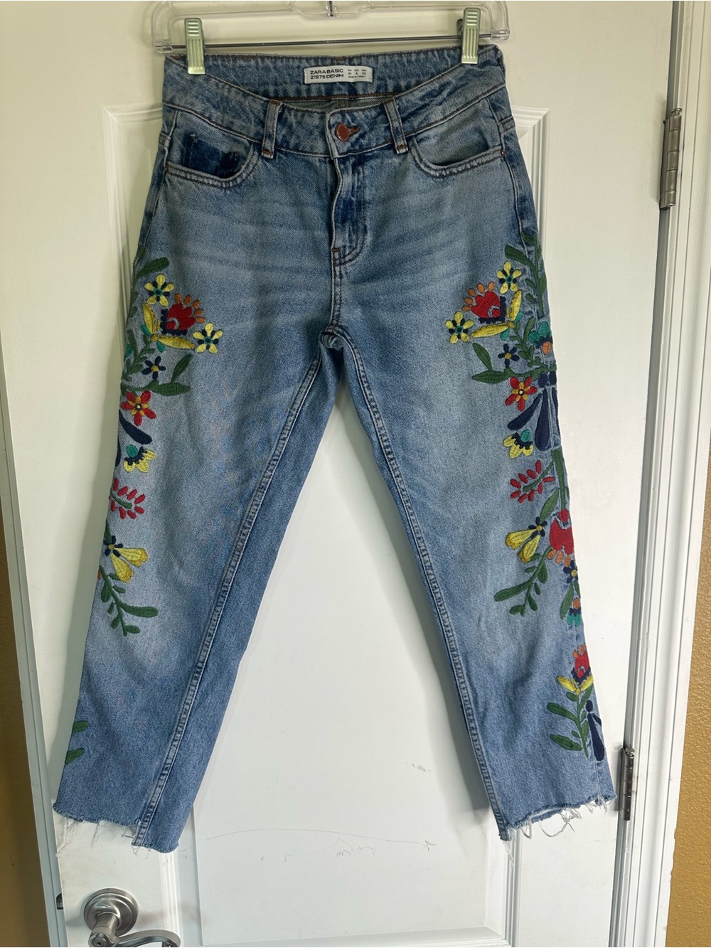 Zara Z1975 Basic Denim Embroidered Floral Jeans With Raw Hem. Size 0.